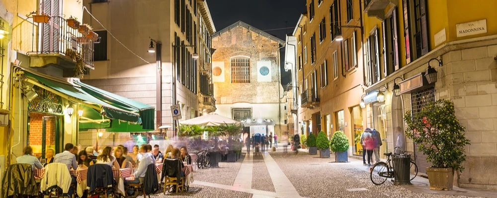 italienische Stadt am Abend