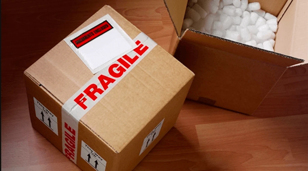 Umzug Versicherung - Karton mit zerbrechlichem Umzugsgut