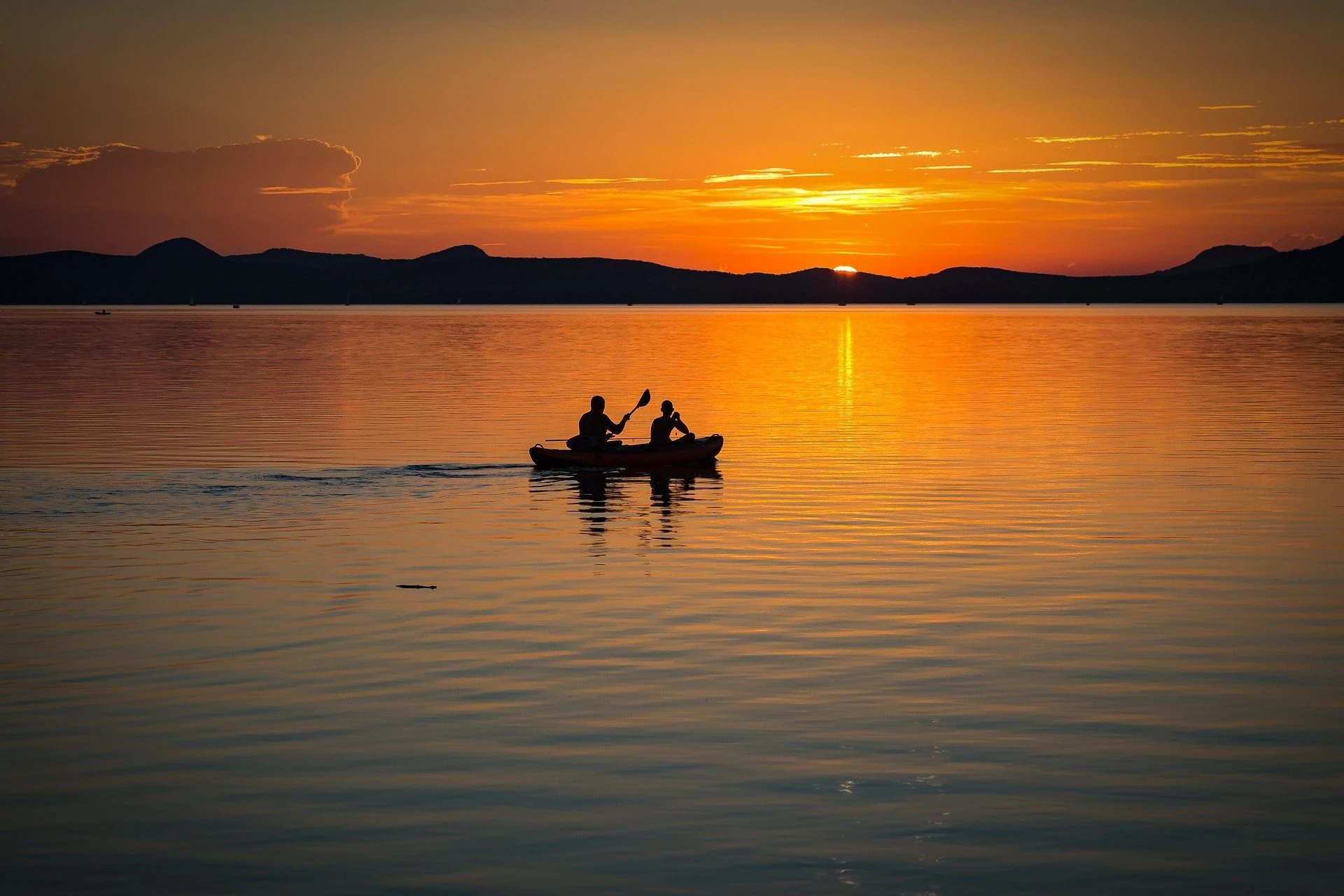 Umzug nach Ungarn - Boot auf dem Plattensee bei Sonnenuntergang