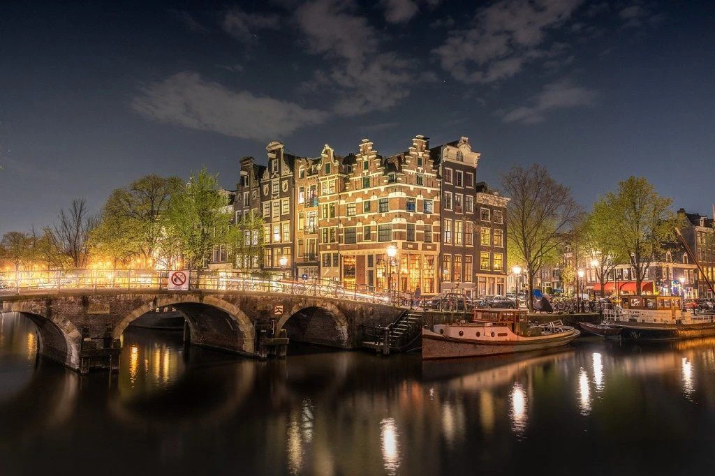 Umzug nach Holland - Brücke in Amsterdam bei Nacht