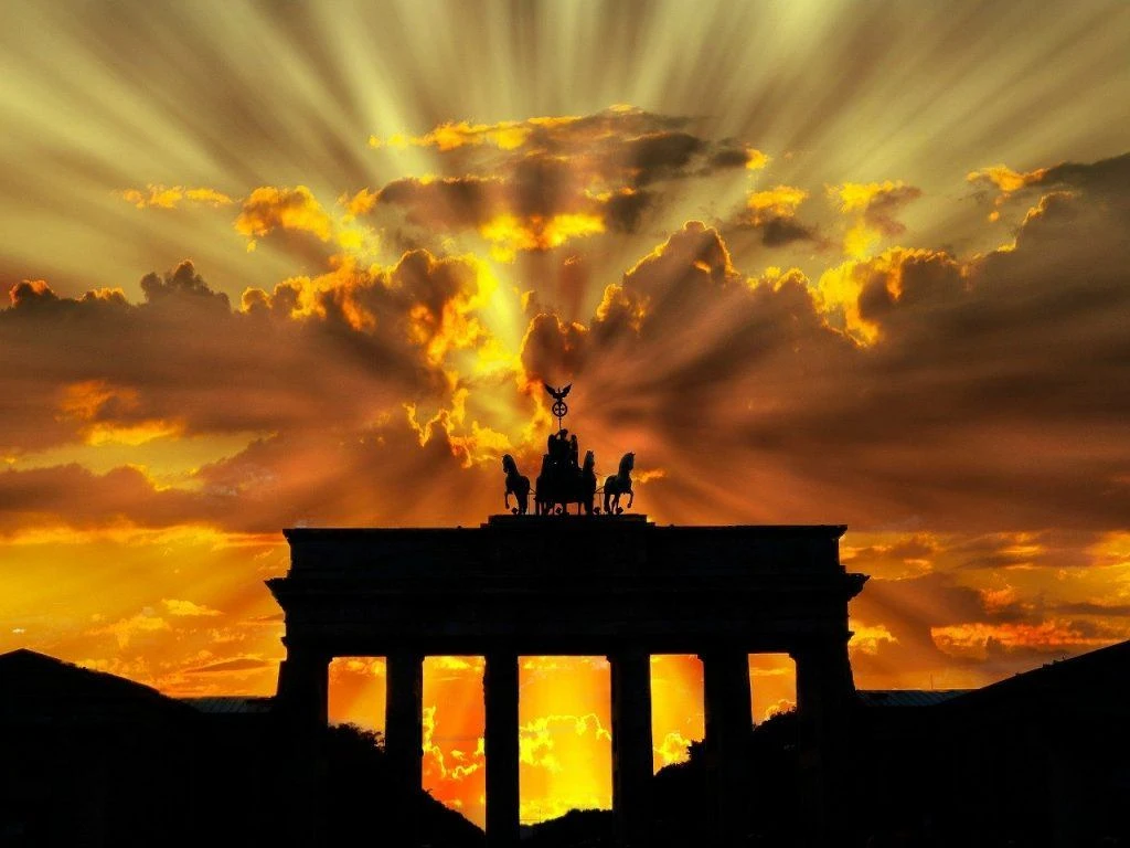 Umzug nach Berlin - Brandenburger Tor bei Sonnenuntergang